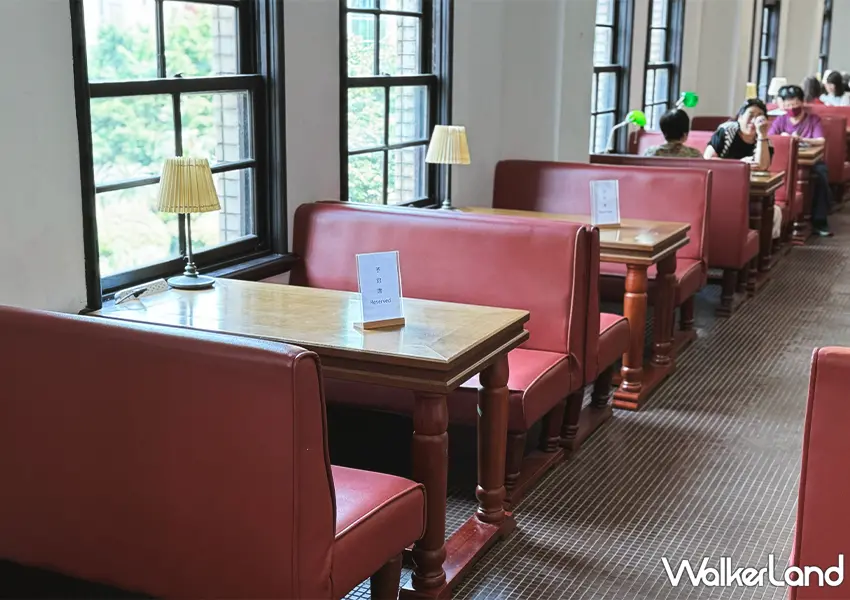 ▲西門町咖啡廳推薦「4F劇場咖啡」酒紅色絨面靠背椅的雍容華貴（攝影：蕭芷琳）