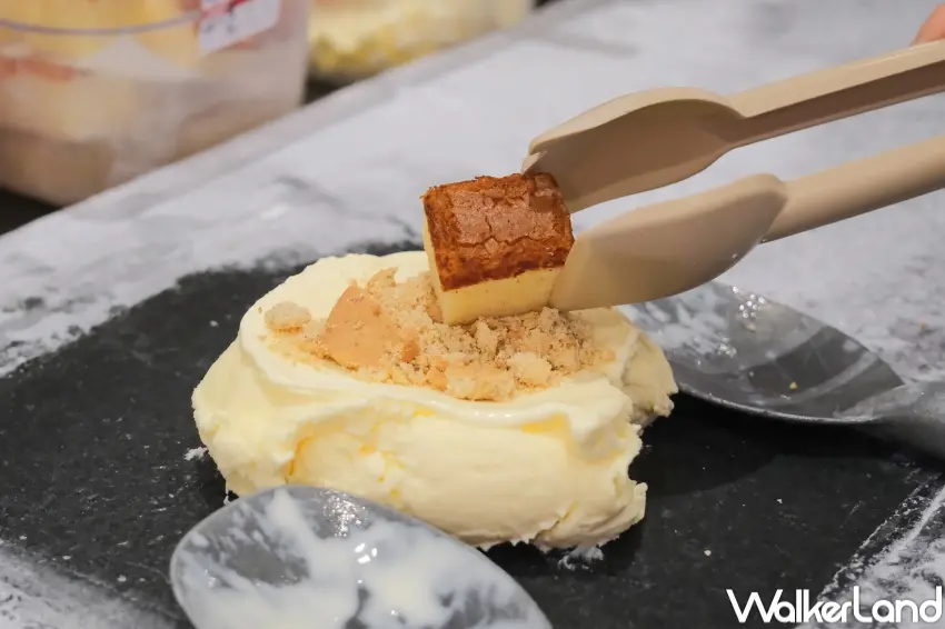 ▲COLD STONE吉伊卡哇「戀戀長崎蛋糕」以蜂蜜蛋糕冰淇淋搭配餅乾與小麻糬,呈現鬆軟與Q彈交織的層次口感。(攝影:張人尹)