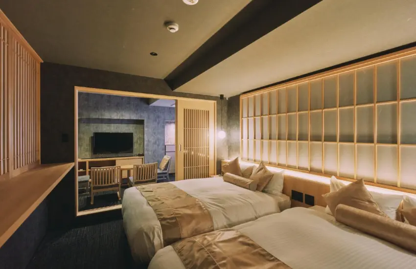 ▲所有房型都採用略微調暗的走廊與入口、分離客廳與臥室的格局，在飯店中也能感受獨棟別墅的氛圍。 