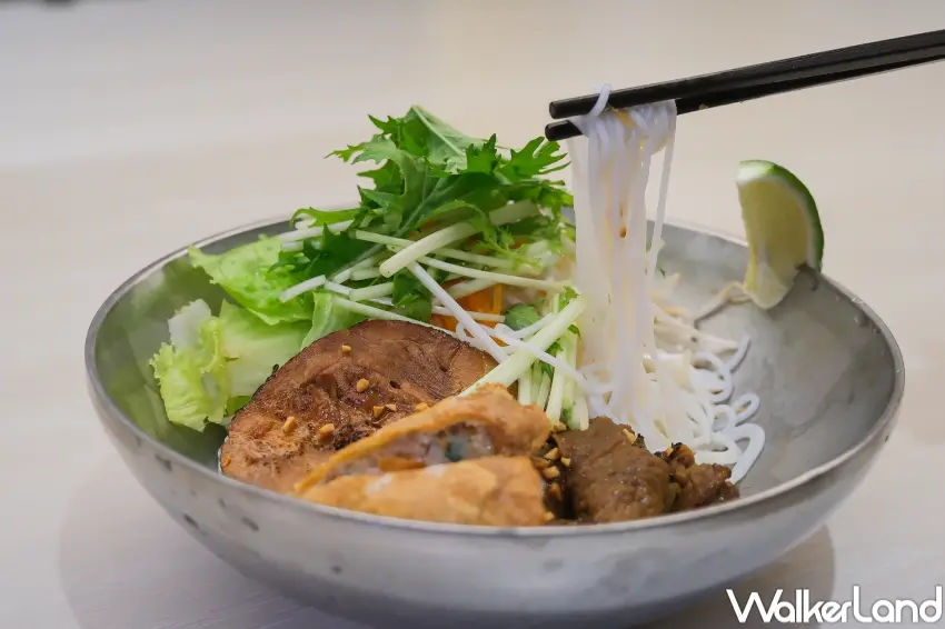 ▲定食8與Maison 1929聯名炙燒雙肉沾拌米線，以牛筋與五花叉燒雙主角打造層次豐富口感。（攝影：張人尹）