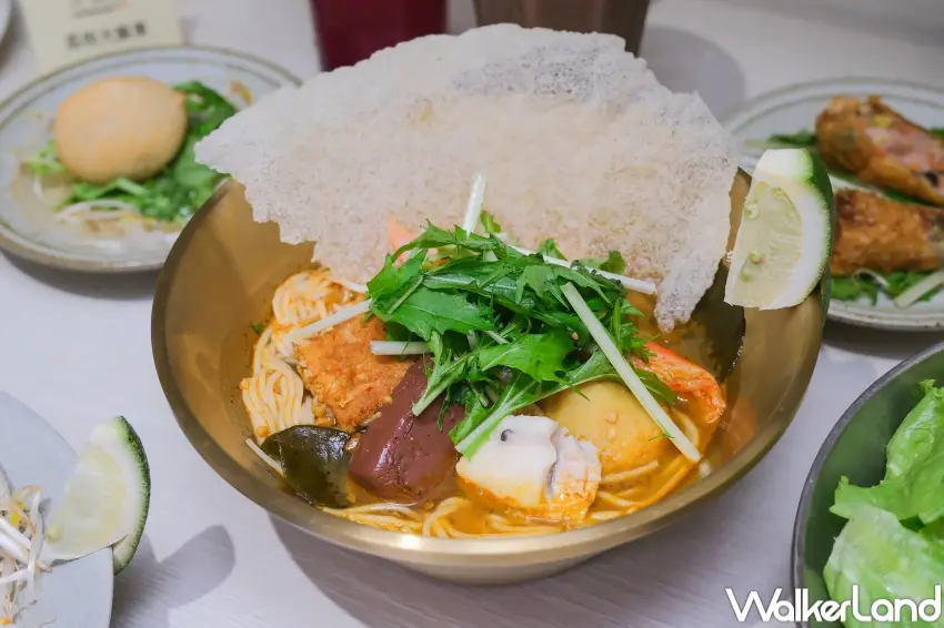 ▲定食8推出酸辣蟹湯米線，以叻沙蟹湯搭配鯰魚與炸蝦，呈現濃郁海味與酸辣風格。（攝影：張人尹）