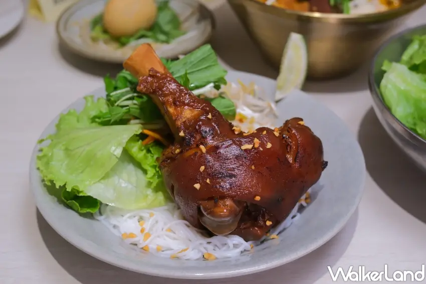 ▲Maison 1929聯名香烤豬腳米線登場，定食8以慢火烤製豬腳搭配甜醬，帶出焦香與鹹甜層次。（攝影：張人尹）