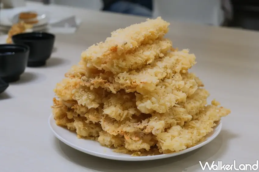 ▲定食8 20週年活動推出蝦爆炸盤挑戰，粉絲完成臉書任務就有機會獲得20隻炸蝦整盤上桌。（攝影：張人尹）