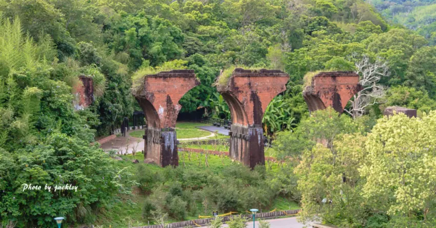 ▲「舊山線鐵道自行車」規劃三條路線，沿途經過魚藤坪斷橋，矗立山林之中的橋墩成為必拍亮點。