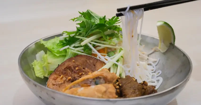 20隻炸蝦盤免費吃！定食8聯名越南米其林Maison 1929烤豬腳米線必吃，加碼抽20隻蝦爆炸盤。