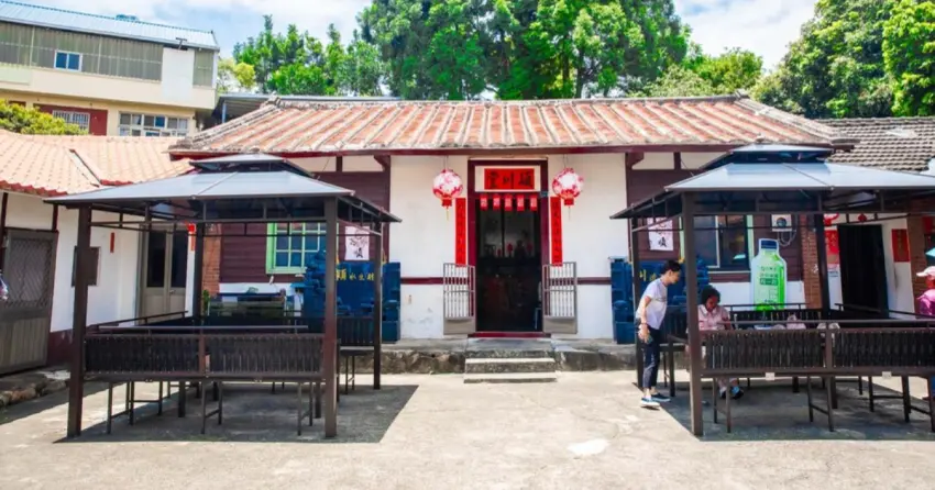 ▲「穎川美食館」坐落於超過70年歷史的三合院中，紅磚老屋與庭院懷舊氛圍濃厚，宛如回到阿嬤家般親切又溫馨。