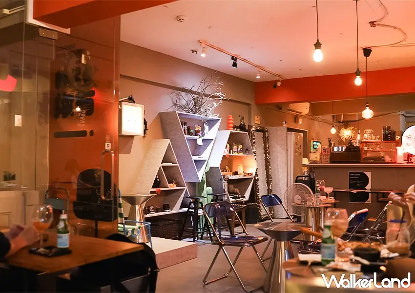 ▲「妳有咖啡」藏身於二樓小樓梯上去的空間，門口不大，卻別有洞天（攝影：蕭芷琳）