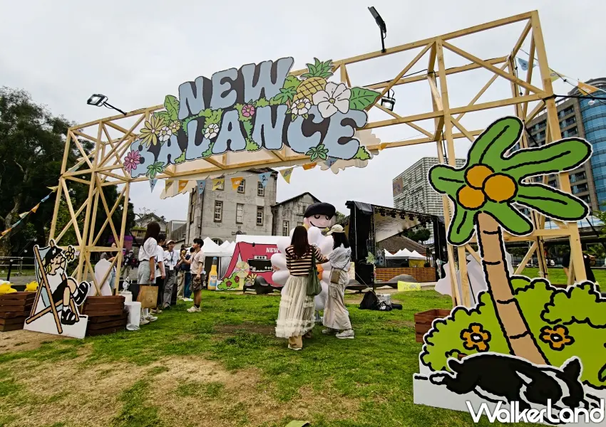 ▲走進華山NB春日遊樂園的木製大門，充滿活力的裝置藝術與悠閒氛圍，讓人瞬間進入派對模式。(攝影：鄭雅之)