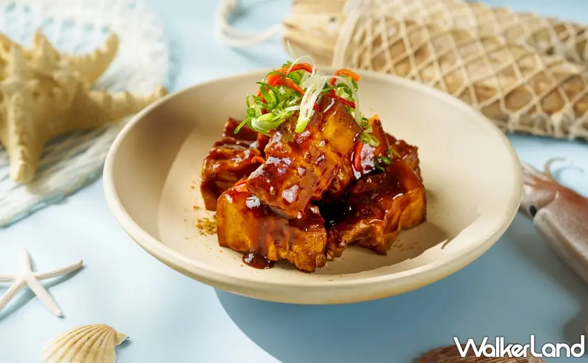 ▲期間限定料理「沖繩黑糖味噌滷豚肉」，選用在地黑糖與味噌慢火燉煮，肉質軟嫩且風味溫潤回甘，展現沖繩道地的家常魅力。  圖／台北六福萬怡酒店提供；窩客島編輯李維唐整理