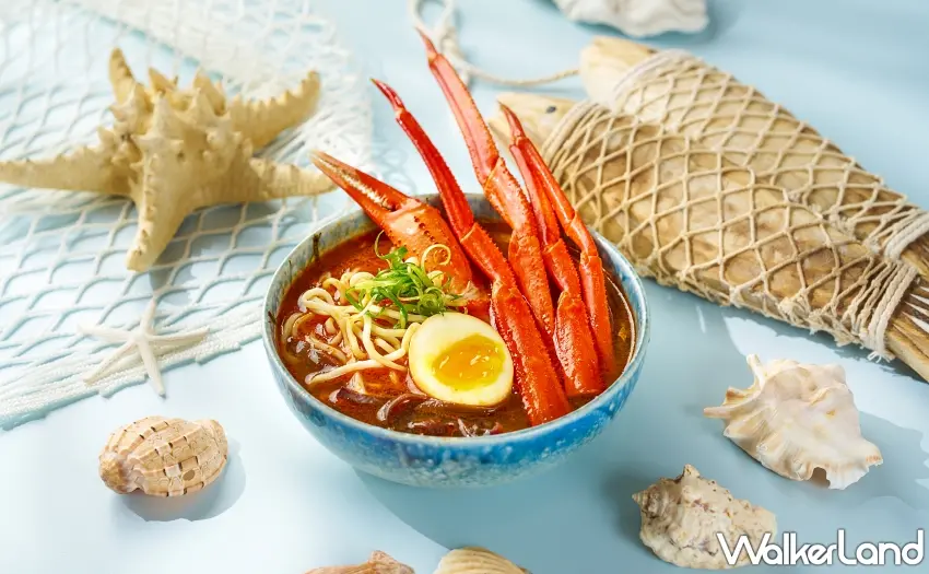 ▲招牌現點現做料理「松葉蟹蝦湯拉麵」，嚴選松葉蟹與鮮蝦慢火熬製濃郁湯頭，搭配現煮拉麵呈現層次豐富的海味精華。  圖／台北六福萬怡酒店提供；窩客島編輯李維唐整理