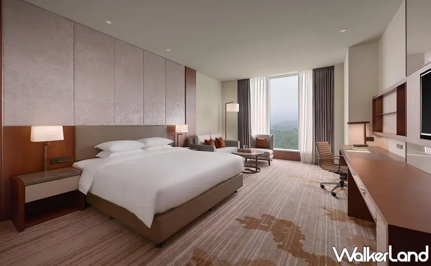 ▲台北六福萬怡「躺平補能計畫」一泊二食住房專案售價7,288元起，包含豪華客房住宿與早晚餐，並享假日不加價優惠。  圖／台北六福萬怡酒店提供；窩客島編輯李維唐整理