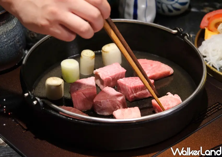 ▲壽喜燒控必吃新開幕，祇園禪院日本A5和牛厚切入鍋，鎖住滿滿油脂香氣。(攝影：鄭雅之)