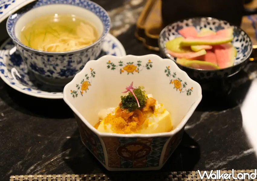 ▲台北壽喜燒推薦精緻前菜，日本海膽烏魚子粉豆腐與海葡萄，點綴出極致鮮甜味。(攝影：鄭雅之)