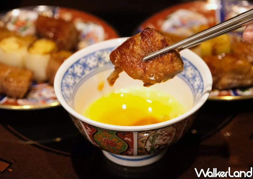 ▲關西風壽喜燒靈魂吃法，將裹上糖衣的A5和牛浸入鮮美蛋液，感受入口即化的柔嫩感。(攝影：鄭雅之)