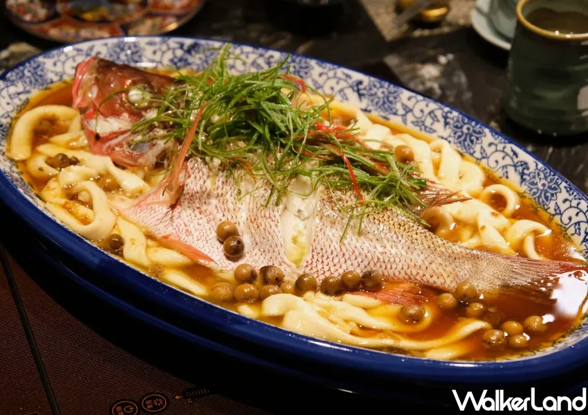 ▲酒家菜跨界日式壽喜燒，招牌破布子蒸時令魚，展現獨特的台日融合風味。(攝影：鄭雅之)