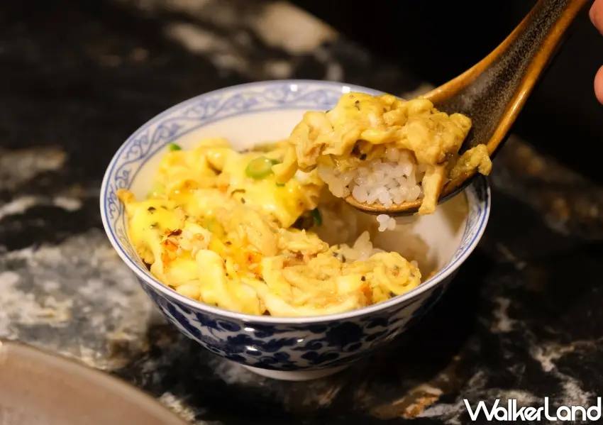 ▲餐期完美收尾，專人料理京都祇園松露滑蛋蓋飯。(攝影：鄭雅之)