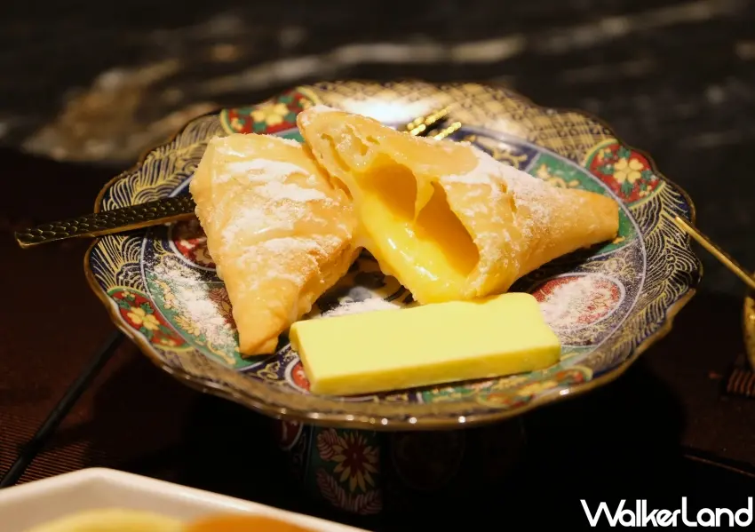 ▲必嚐甜點手工港式芝士豆腐奶，外層酥脆搭配起司內餡，呈現冷熱交融的層次感。(攝影：鄭雅之)