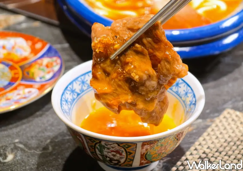 ▲台北壽喜燒新開店「祇園 禪院」，選用頂級日本Ａ5和牛沾上蛋液一同入口更過癮。(攝影：鄭雅之)