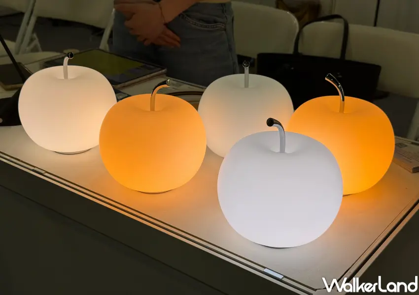 ▲2026台灣禮品文具展必買！科技感滿滿的「蘋果燈」，可以觸碰調整亮度、顏色。(攝影：鄭亦庭)