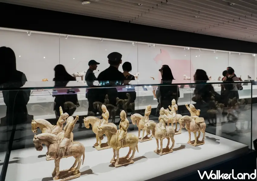 ▲國立歷史博物館二樓展區「馳騁」特展，展出唐代〈米黃釉加彩騎馬樂團〉。