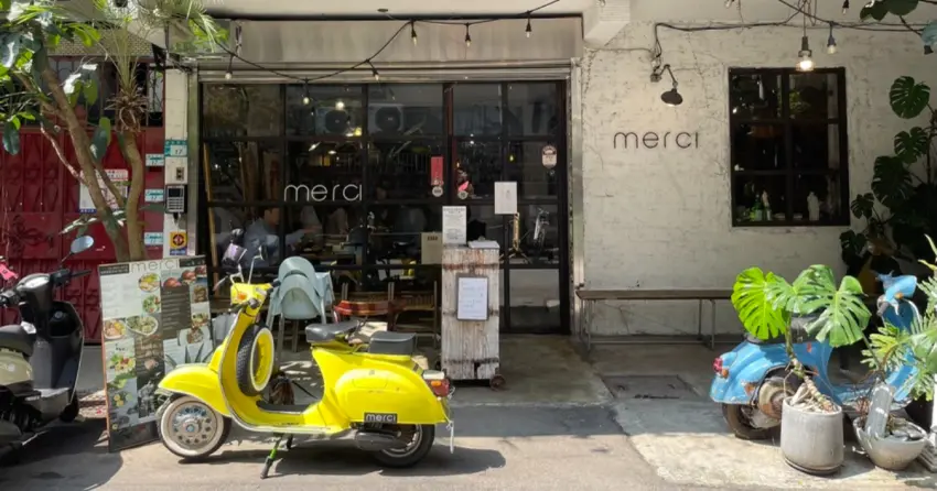 ▲「Merci Cafe」店外種滿綠植，搭配復古街景與溫馨門面，整體氛圍舒心療癒，是板橋人氣的早午餐代表。