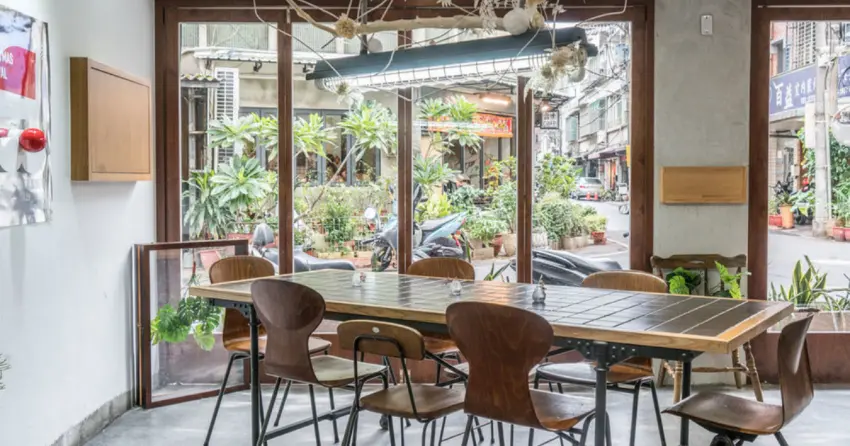 ▲「Ten Ten Den Den」以日式簡約風格打造空間，自然光充足，清新舒適的用餐氛圍相當療癒。