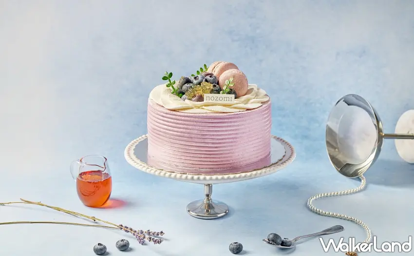 ▲蛋糕整體設計體現了Nardus薰衣草的守候之美，粉嫩色調搭配質感擺飾，營造出專屬母親節的溫馨午後氛圍。圖／NOZOMI BAKERY提供；窩客島編輯李維唐整理
