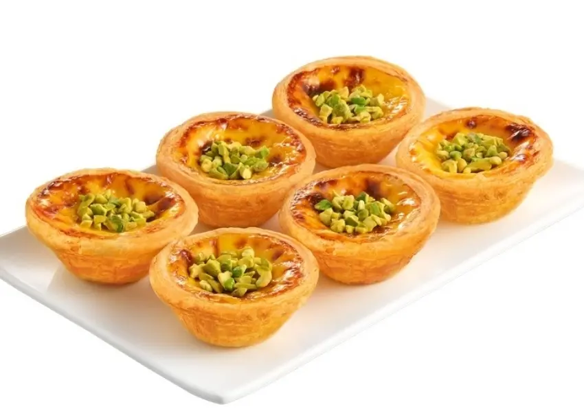 ▲肯德基宣布開心果脆粒蛋撻將於4/28在台灣開賣，主打開心果脆粒、流心內餡與慕斯層三重風味引發粉絲期待。圖片來源：香港肯德基