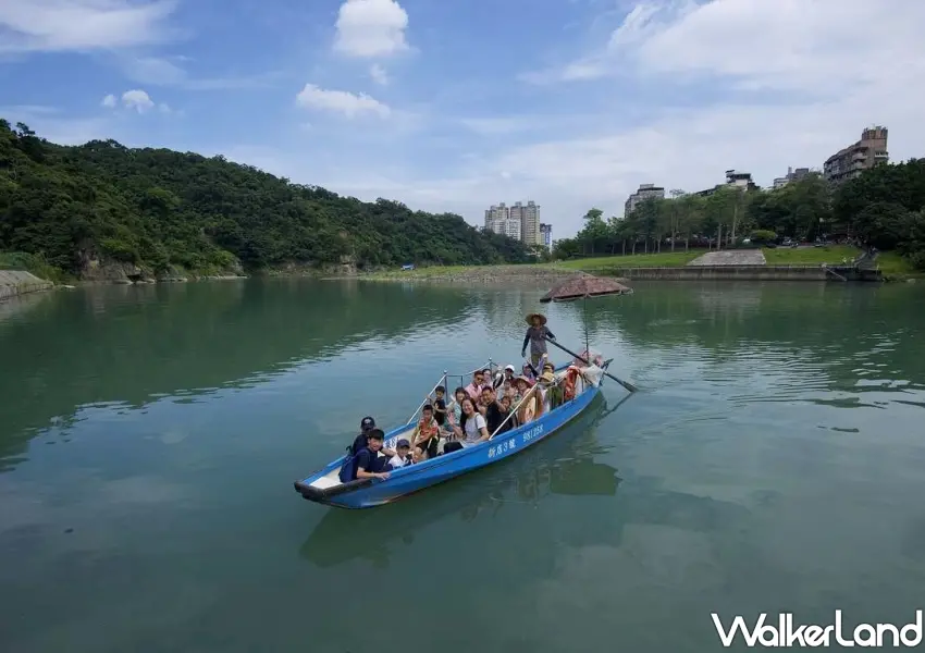 ▲體驗全台唯一的人力擺渡船，搭乘傳統小船橫越碧潭新店溪，感受歷史悠久的渡口文化與悠閒的河岸風光。
