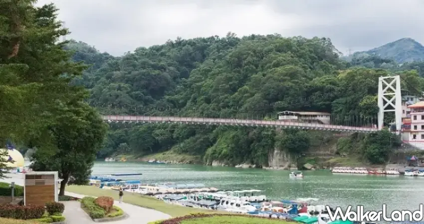 ▲漫步碧潭吊橋欣賞絕美山色水景，這裡是新北微笑山線的熱門起點，輕鬆連結步道與水域，開啟一日水陸小旅行。