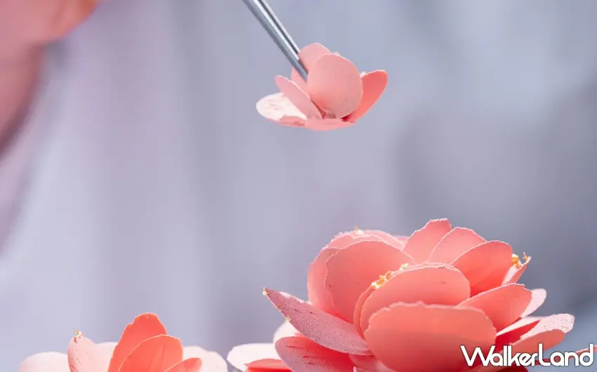 ▲台北文華東方酒店「文華餅房」，由行政西點主廚胡利雲精心設計的母親節限定蛋糕「絲韻花園」，飾以手工巧緻的花漾巧克力，嬌嫩花瓣亦如為母親精心準備的華麗禮物。圖／台北文華東方酒店提供；窩客島編輯李維唐整理