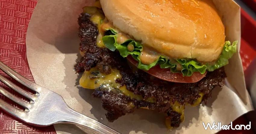 ▲「BURGER SHOP」的漢堡肉排炭香濃郁，搭配融化的濃郁起司，入口超級滿足。（攝影：陳怡吟）