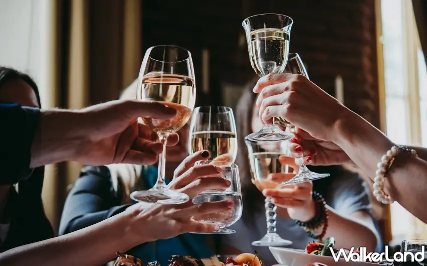 ▲謝師宴專案特別提供迎賓雞尾酒及果汁暢飲，在優雅氣氛中舉杯共創難忘的同窗回憶。圖／COZZI Blu和逸飯店‧桃園館提供；窩客島編輯李維唐整理