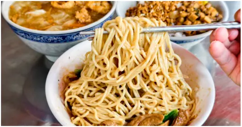 高雄素食推薦必吃！中都素食麵 三民區老字號排隊小吃，40元麻醬麵廣受好評。