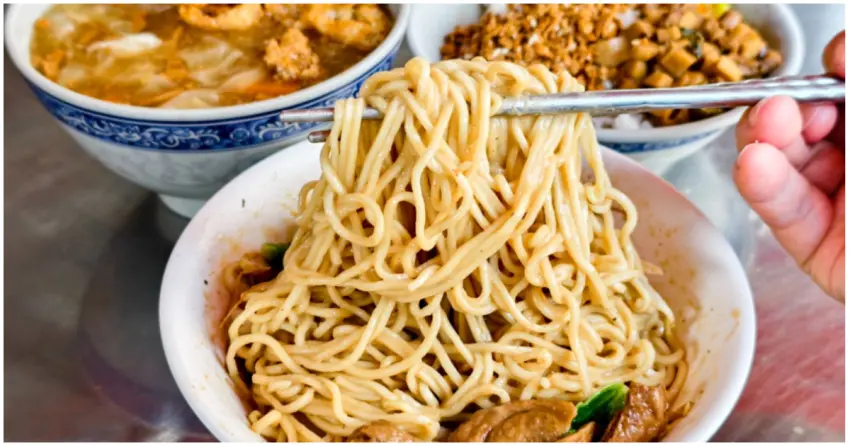 高雄素食推薦必吃！中都素食麵 三民區老字號排隊小吃，40元麻醬麵廣受好評。