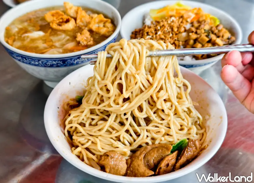 ▲只要40元即可享用「中都素食麵」的招牌麻醬麵。（美食好芃友提供）