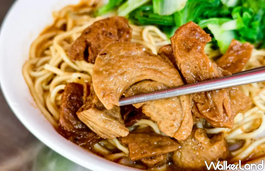 ▲素食麻醬麵散發濃郁麻醬香氣及淡雅沙茶風味，拌勻後香氣更加突出，搭配的豆輪呈現Q彈帶脆的口感，並帶有淡淡麻油香氣。（美食好芃友提供）