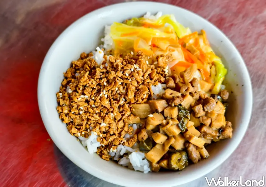 ▲素燥飯風味接近香菇肉燥飯，並以炸至酥脆的豆製品取代傳統肉燥，口感清爽不油膩。（美食好芃友提供）