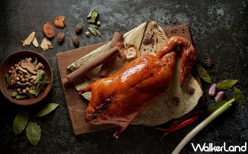 ▲喜愛精緻粵菜的首選，「潮粵坊」餐廳在母親節期間集結了明爐片皮烤鴨與黏嘴花膠雞湯等高人氣經典美饌 。圖／台北美福大飯店提供；窩客島編輯李維唐整理