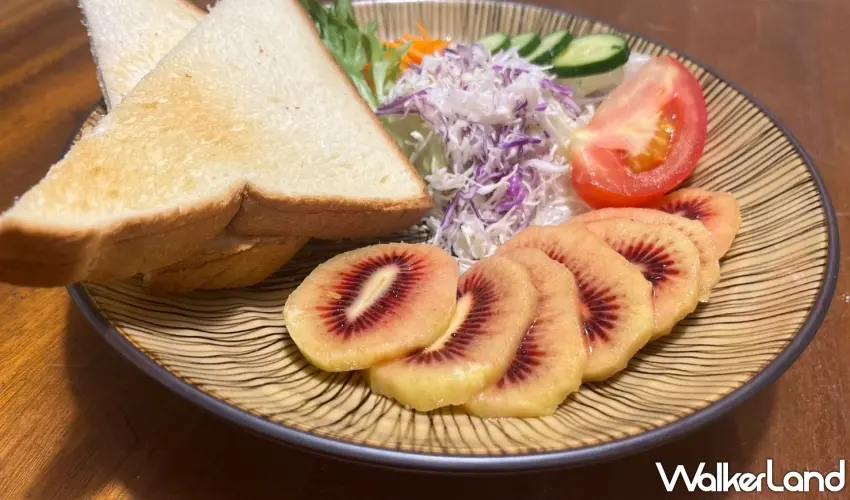 ▲寶石紅奇異果切開後呈現亮眼的紅心果肉，其富含特有的花青素，具備強力抗氧化效果，是愛美族群養顏美容的絕佳選擇 。 圖／Zespri提供；窩客島編輯李維唐整理