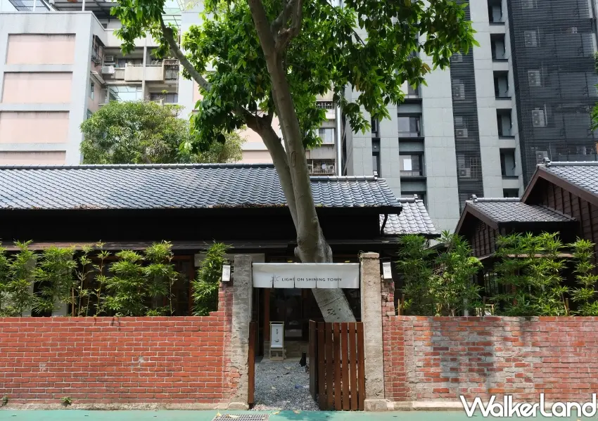 ▲紅磚圍牆與高聳綠樹交織，走進光在錦町入口，就像開啟了一場台北城裡的時光旅行。(攝影：鄭雅之)