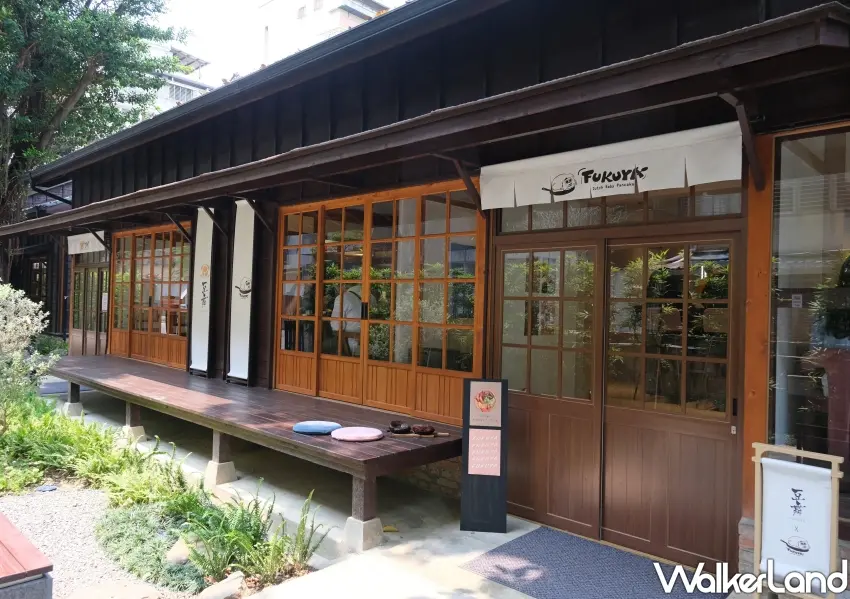 ▲芙香家鐵鍋鬆餅進駐日式老宅園區，溫潤的木質門面與布簾散發濃厚職人甜點店氛圍。(攝影：鄭雅之)