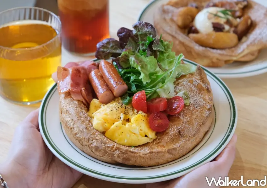 ▲主打現點現做的芙香家早餐盤，滿載培根、德式香腸與滑嫩炒蛋，視覺與味覺都超級滿足。(攝影：鄭雅之)