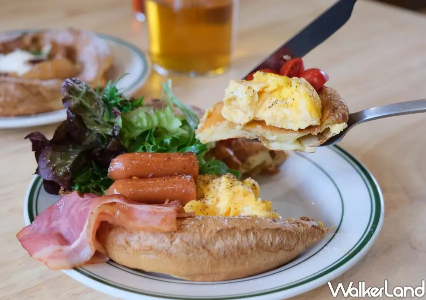 ▲熱騰騰的現烤鐵鍋鬆餅，外酥內軟的鬆餅上鋪滿各種配料，一人享用超滿足。(攝影：鄭雅之)