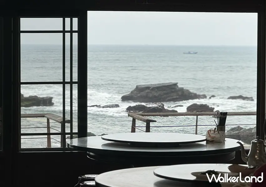 ▲龜山島海景與海鮮餐桌同框，成為宜蘭頭城經典畫面（攝影：蕭芷琳）