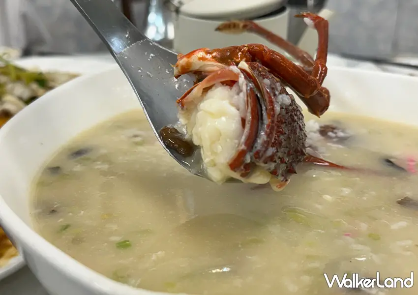 ▲宜蘭頭城必吃龍蝦粥，整隻龍蝦鋪面視覺震撼（攝影：蕭芷琳）