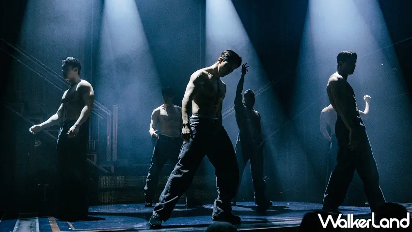 ▲褪去上衣，團員們身著黑色丹寧褲，在冷冽的藍色燈光下大展精實的腹肌與完美的倒三角身形。圖／OCT Entertainment提供；窩客島編輯李維唐整理