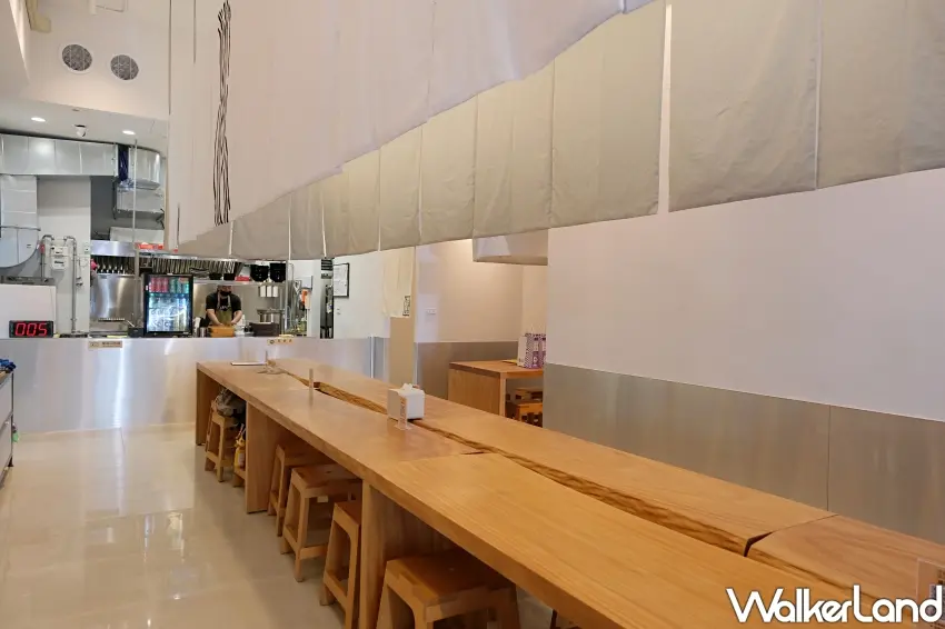 ▲「食悅 うどん天ぷら」店內空間採用簡約日系風格搭配溫暖木質大長桌，營造出舒適的用餐環境。(攝影：鄭雅之)