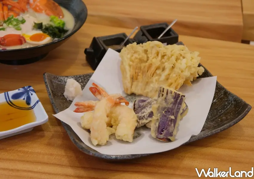 ▲現點現炸的綜合天麩羅拚盤外皮金黃酥脆，包含大蝦與季節蔬菜，是搭配讚岐烏龍麵的最佳組合。(攝影：鄭雅之)