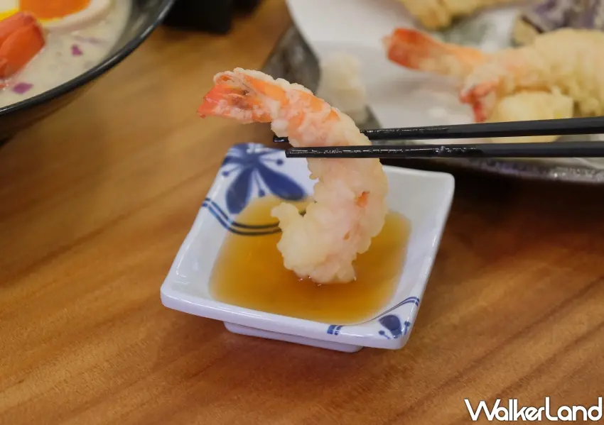▲新鮮飽滿的炸蝦天麩羅沾上特製日本進口湯頭醬汁，口感層次分明，展現職人等級的炸物工藝。(攝影：鄭雅之)